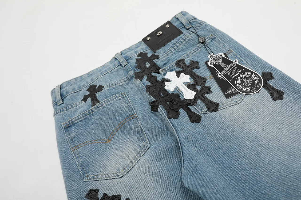 KE974#P250 The only correct leather label version on the market Chrome Hearts CH Cross embroidery distressed jeans Top ceiling quality 100% correct version The correct version is here!  Believe me this must be the best quality you will ever come across! ! Excellent value for money! !  Styles with different washes and textures are very friendly to people with thin legs and thick legs. The straight version is very flattering to the shape of the legs. The moderate length is timeless and easy to match. It is the basis of various styles and a must-have in the wardrobe! ! Add a little stacking to easily control this year's popular clean fit fabric. The fabric is stiff but the upper body is soft without losing texture. The sides and cuffs of some styles have a bone-wash effect. It's really hard not to love it! The outfit effect is immediate! ✅Correctly customize the Croxin metal leather label on the back panel. It is not sold directly with the cross on the finished jeans. 1:1 copying strives for excellence and the details are perfectly grasped. ✅The cross leather label is clear and smooth. Exquisite turning top craftsmanship. ✅Buttons, zippers and hardware are all customized versions of the Croxin LOGO. ✅High-cost washing process. Size: 28 30 32 34 36 (5 sizes)